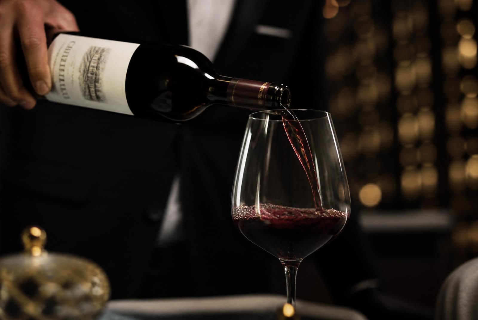 Versata di vino rosso